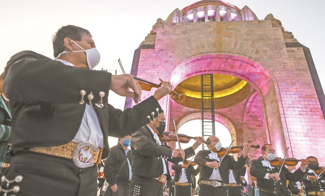 En medio de la celebración de Santa Cecilia, patrona de los músicos, los mariachis entonaron las canciones más típicas e icónicas del gremio, como El Son de la Negra, Cielito Lindo y El Mariachi Loco. Foto: Diego Simón. EL UNIVERSAL