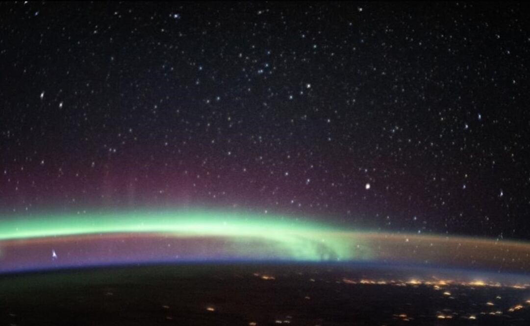 Imagen en la que se captó la auorora y el resplandor nocturno desde la Estación Espacial Internacional. Foto: NASA