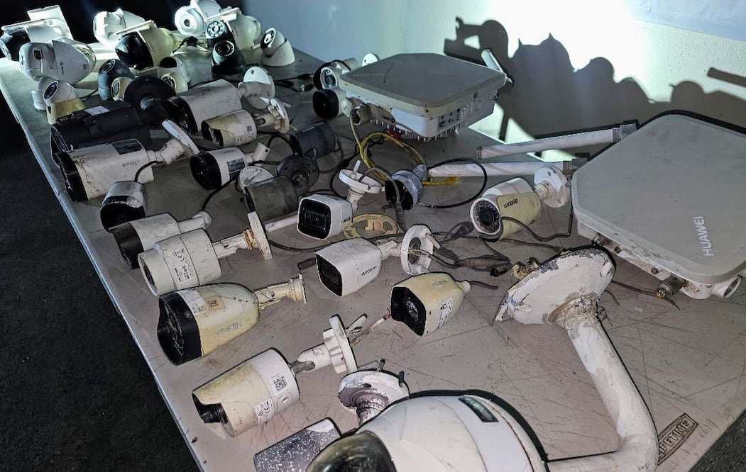 Las cámaras de videovigilancia estaban colocadas de forma ilegal en postes de energía eléctrica y telefónicas en calles de Morelos. Foto: Archivo