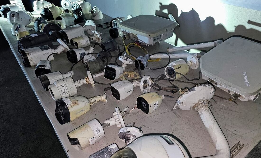 Las cámaras de videovigilancia estaban colocadas de forma ilegal en postes de energía eléctrica y telefónicas en calles de Morelos. Foto: Archivo