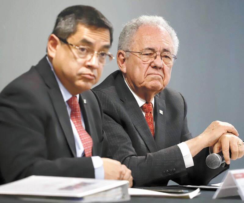 El titular de la SCT Javier Jiménez Espriú (der.) descartó que el accidente mortal de Martha Erika Alonso haya sido un atentado. BERENICE FREGOSO. EL UNIVERSAL