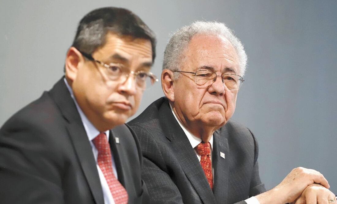 El titular de la SCT Javier Jiménez Espriú (der.) descartó que el accidente mortal de Martha Erika Alonso haya sido un atentado. BERENICE FREGOSO. EL UNIVERSAL