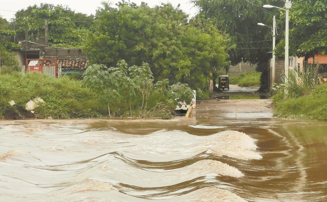En Juchitán, el río Los Perros o Las Nutrias se mantiene monitoreado por su elevado nivel. Foto: ROSELIA CHACA. EL UNIVERSAL