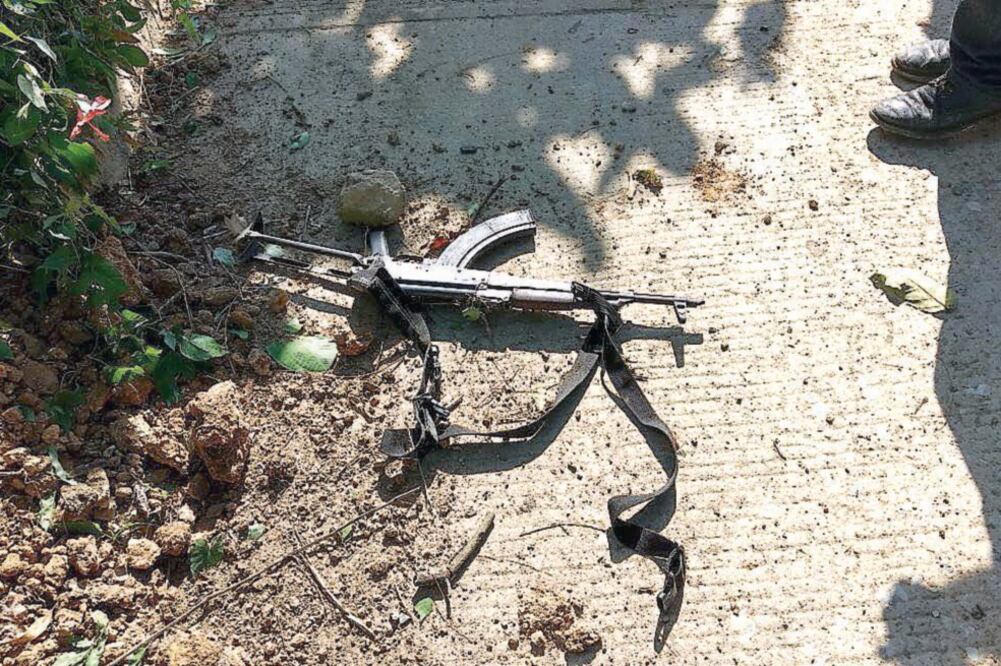 En el lugar del enfrentamiento policías federales aseguraron dos rifles AK- 47 y cargadores de arma larga, además detuvieron a tres personas. (CORTESÍA)
