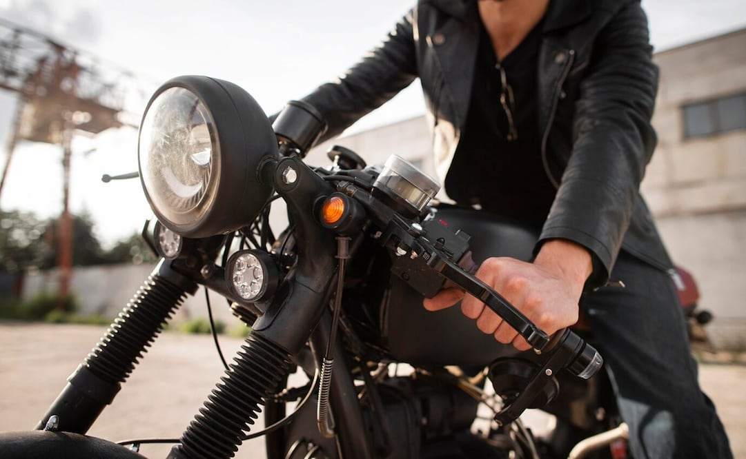 Cambio de aceite en una moto. Foto: Freepik