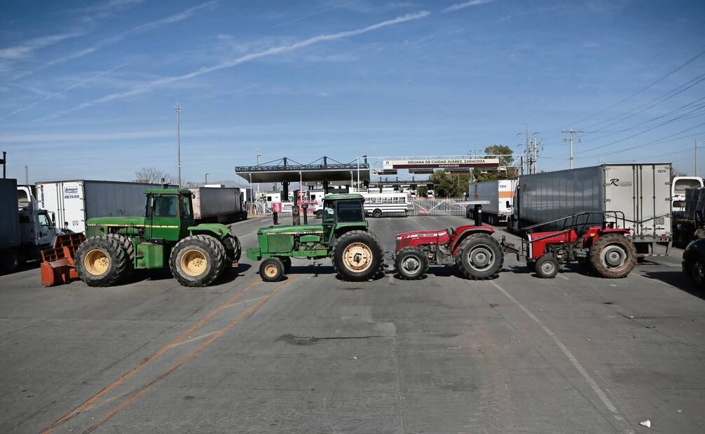 Agricultores y transportistas bloquearon el puente internacional Zaragoza-Ysleta, donde colocaron maquinaria agrícola frente al acceso al cruce internacional para no permitir el flujo de ningún vehículo público o privado. Foto: Christian Torres / EL UNIVERSAL