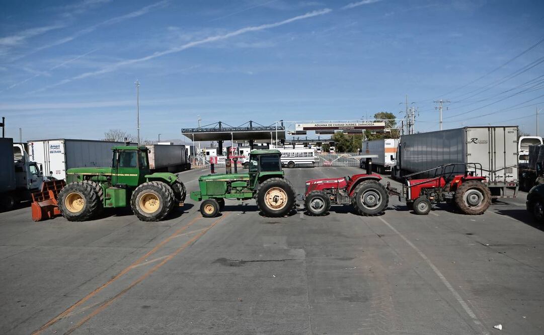 Agricultores y transportistas bloquearon el puente internacional Zaragoza-Ysleta, donde colocaron maquinaria agrícola frente al acceso al cruce internacional para no permitir el flujo de ningún vehículo público o privado. Foto: Christian Torres / EL UNIVERSAL