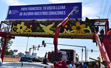 Adornos florales en puentes dan bienvenida a Papa en Ecatepec