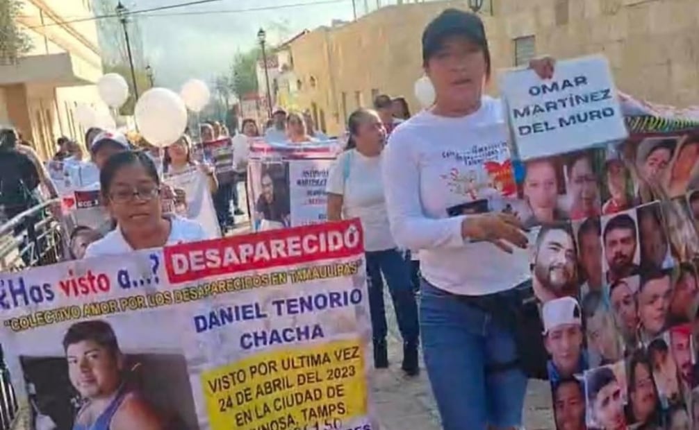 Personas muestran pancartas sobre sus familiares desaparecidos (23/12/2025). Foto: Especial