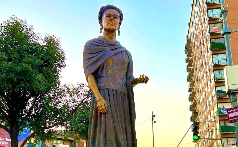 Colocan escultura de Frida Kahlo en Coyoacán, cerca del Estadio Banorte; recibirá a aficionados del Mundial.
Foto: Especial.
