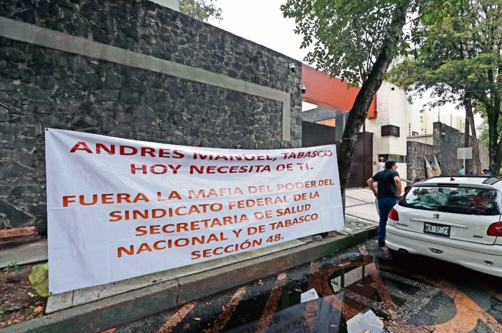 Al mediodía, un grupo de trabajadores del sector salud de la Sección 48 de Tabasco se manifestó afuera del domicilio del virtual presidente electo de la República, Andrés Manuel López Obrador (IRVIN OLIVARES. EL UNIVERSAL)