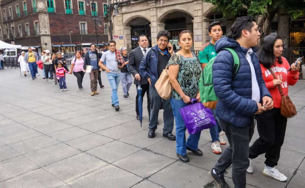 Personas acuden al Zócalo por asesoría ante casos de despojo; buscan recuperar inmuebles en Edomex.
Foto: Karla Guerrero