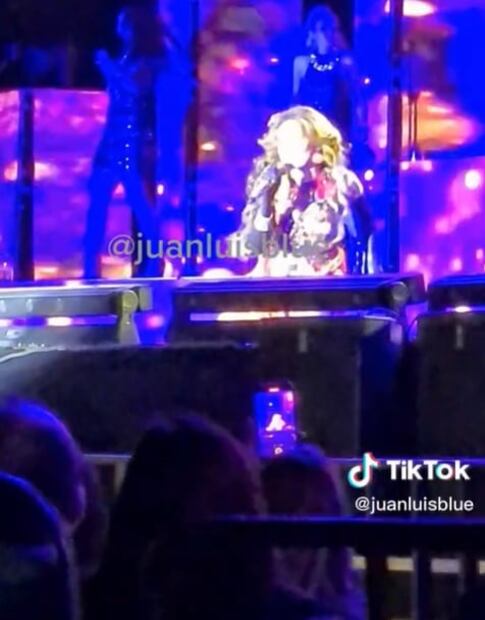 Gloria Trevi sufre tremenda caída en el escenario y se levanta...¿como reina?