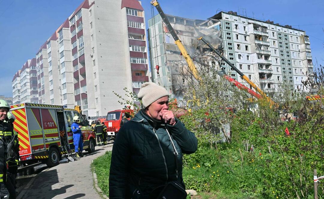 Bombardeo ruso a un edificio de apartamentos en la ciudad de Umán, Ucrania, deja más de 20 personas muertas. Foto: AFP