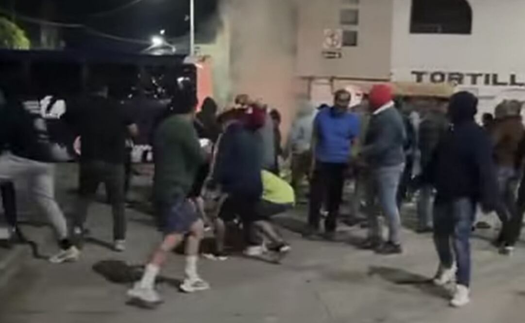 Alrededor de las 3:00 horas de este viernes 25 de julio, se suscitó un enfrentamiento entre civiles y policías del Estado debido a los operativos. Foto: Especial.