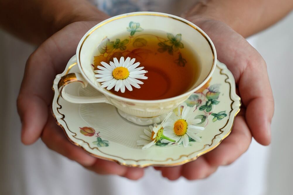 El té de manzanilla es un sedante suave que puede ayudarte a conciliar el sueño / Foto: Pixabay