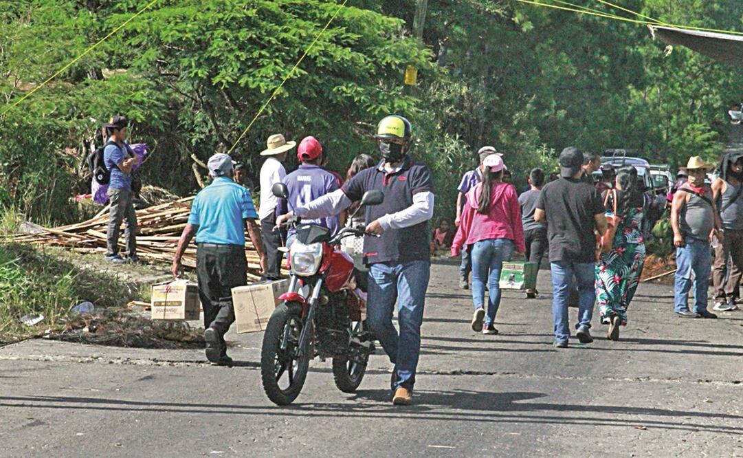 Habitantes de comunidades y barrios bloquearon los accesos a la cabecera municipal de Altamirano como parte de la protesta. Foto: Freddy Martín. EL UNIVERSAL