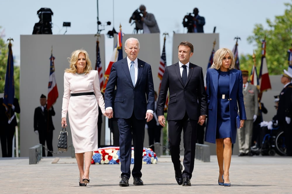 El presidente de Francia, Emmanuel Macron (centro a la derecha) su esposa Brigitte Macron (derecha), el presidente estadounidense Joe Biden (centro a la izquierda) y la primera dama estadounidense Jill Biden (izquierda) asisten a una ceremonia en el Arco del Triunfo en París. Foto: EFE