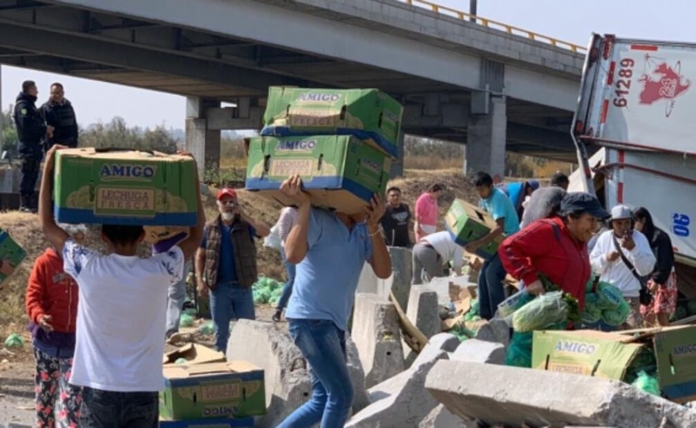 Tras volcadura, captan rapiña de lechugas y apio en Neza