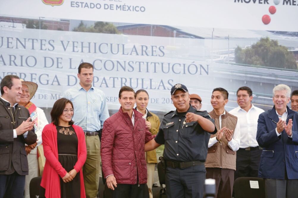 El presidente Enrique Peña Nieto estuvo en Toluca, donde inauguró puentes vehiculares y entregó 119 patrullas a la Comisión Estatal de Seguridad (ESPECIAL)