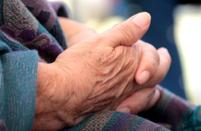 Encapuchados golpean y amarran a pareja de abuelitos en Puebla para robarles 5 mdp en joyas