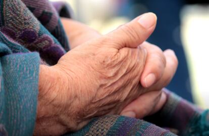 Encapuchados golpean y amarran a pareja de abuelitos en Puebla para robarles 5 mdp en joyas