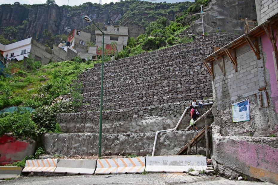 Bajo la ladera del cerro, que tiene rocas de más de 100 metros de largo,
viven unas 200 familias en condiciones de alto riesgo. Foto: Carlos Mejía / El Universal
