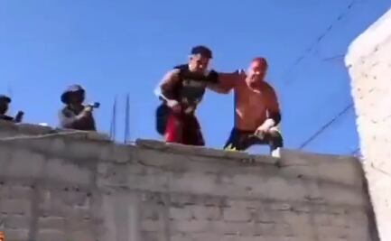 ¡Lucha libre nivel Dios! Con la azotea como escenario, luchadores protagonizan pelea callejera