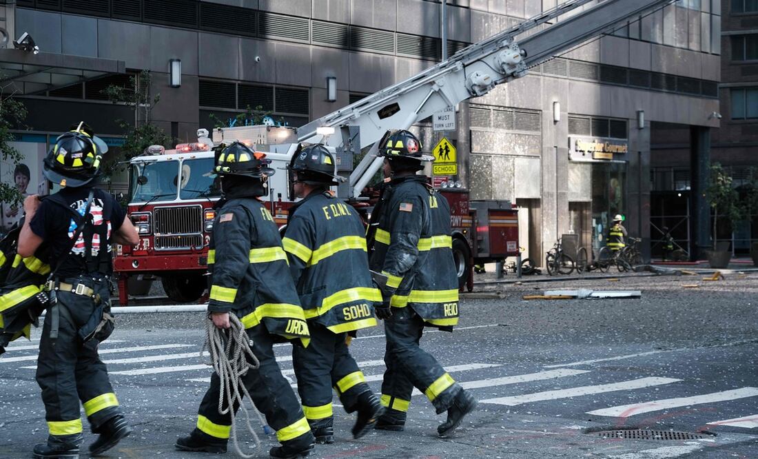 Los escombros del colapso de una grúa se encuentran en la carretera mientras la policía, los bomberos y el personal de emergencia se reúnen en la escena en el centro de Manhattan. Foto: AFP