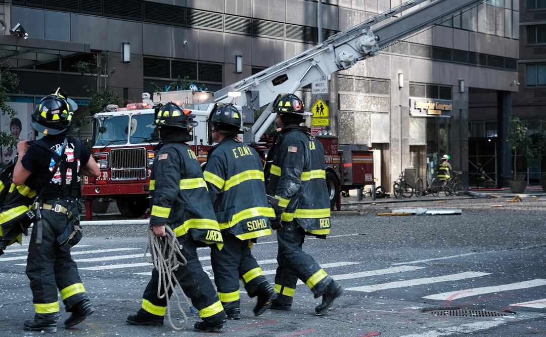 Los escombros del colapso de una grúa se encuentran en la carretera mientras la policía, los bomberos y el personal de emergencia se reúnen en la escena en el centro de Manhattan. Foto: AFP