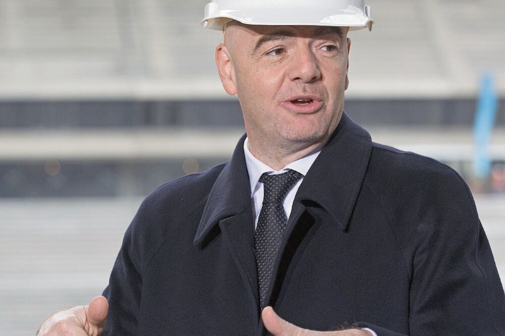 Gianni, en el estadio Luzhnikí para inspeccionar avances (ALEXANDER ZEMLIANICHENKO. AP)