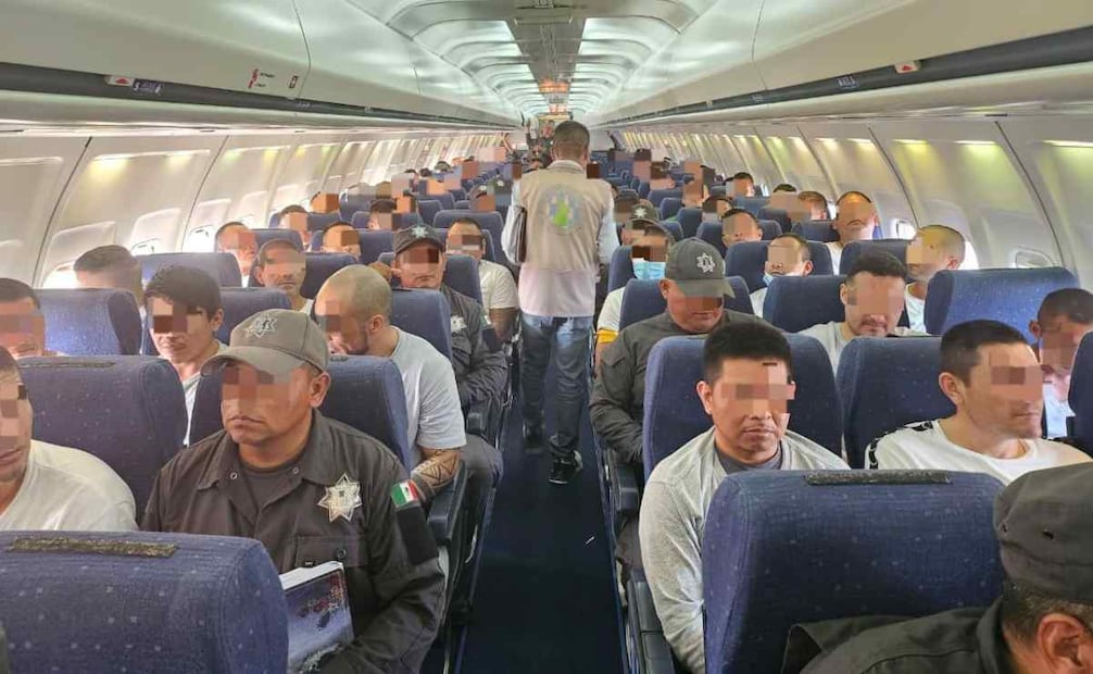 Los internos que enfrentan sentencias por delitos de alto impacto y por delincuencia organizada llegaron al aeropuerto de Tapachula en una aeronave de la Guardia Nacional. | Foto: Ilustrativa/ Archivo/ Especial.