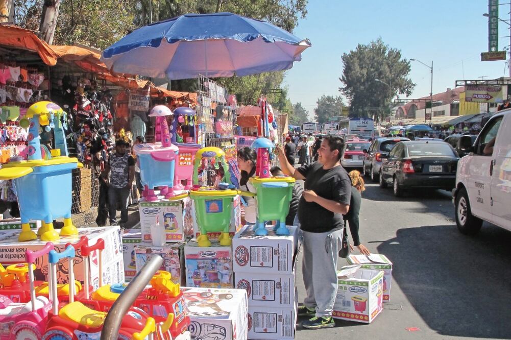 Según empresarios, 28% de las compras de Día de Reyes se llevará a cabo en el comercio informal, como en el mercado de Tepito, en el que se pueden conseguir desde bicicletas hasta drones. (ARIEL OJEDA. EL UNIVERSAL)