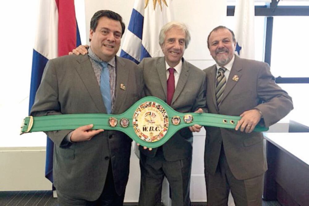 Vázquez recibió un cinturón verde y oro de manos de Sulaimán. (CMB)