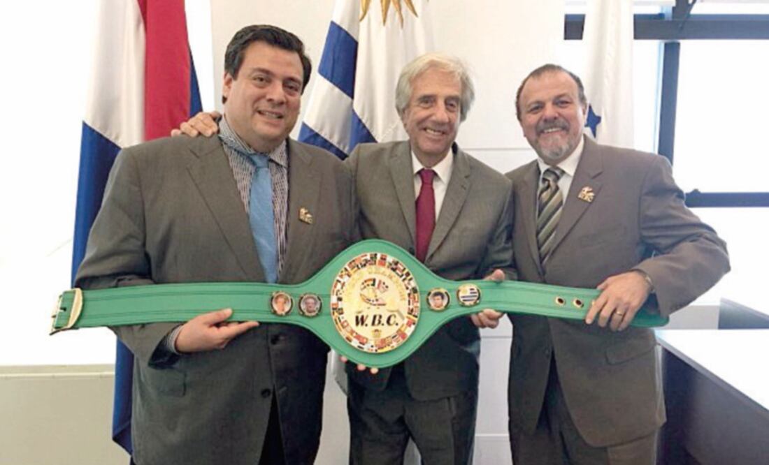 Vázquez recibió un cinturón verde y oro de manos de Sulaimán. (CMB)