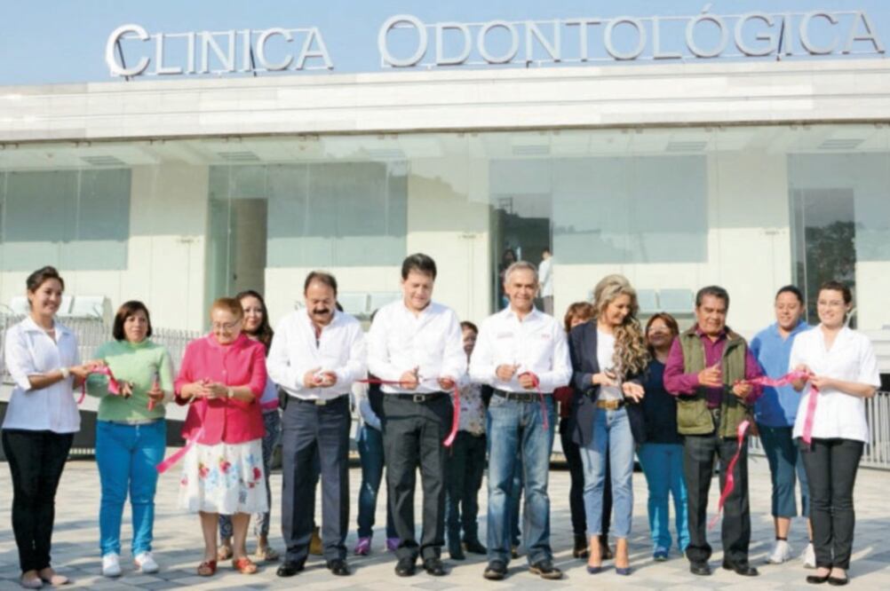 El 9 de abril pasado Miguel Ángel Mancera, junto con el delegado Víctor Hugo Lobo, cortaron el listón inaugural de la clínica odontológica (ARCHIVO EL UNIVERSAL)