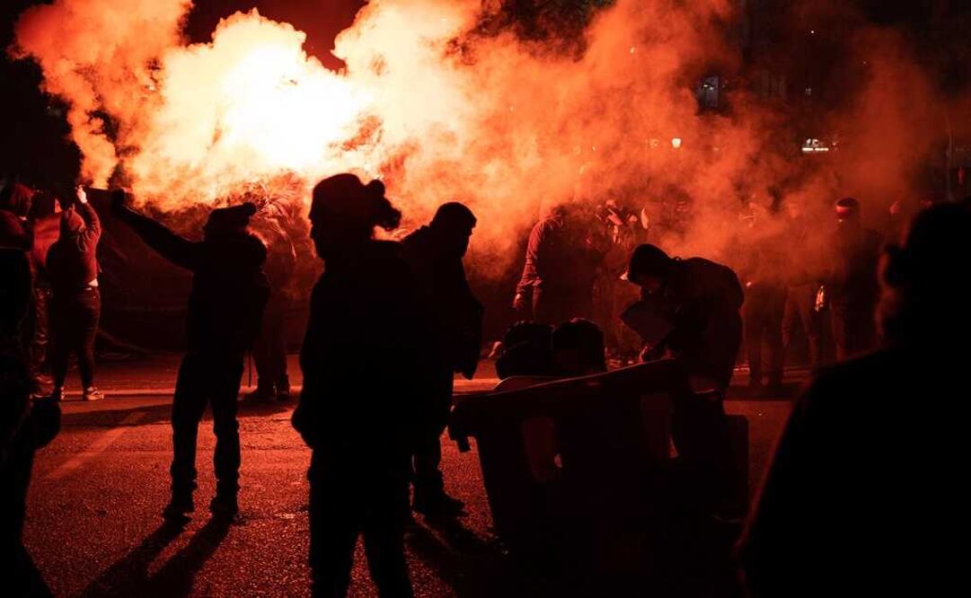 Un grupo de manifestantes prepara una barricada durante una protesta por la muerte de la periodista Francisca Sandova. Foto: EFE 
