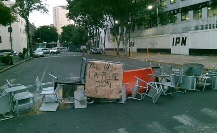 Protestan alumnos afuera de Voca 5