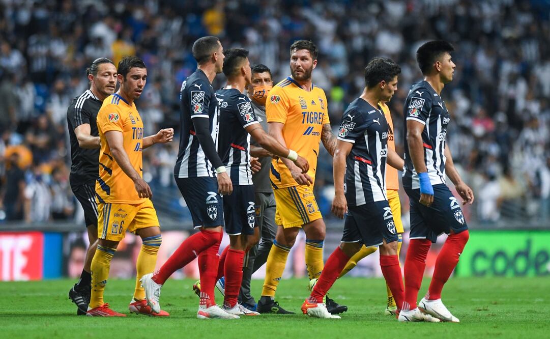 André-Pierre Gignac duranta un Clásico Regio en el estadio BBVA - FOTO: Imago7