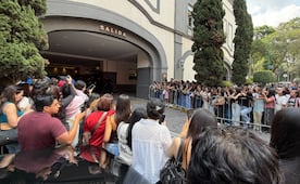 “Estoy flaquita, sí quepo”: fans de Harry Styles desafían el cerco afuera de su hotel en CDMX