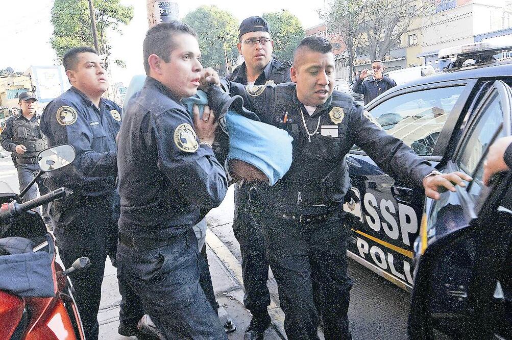 Entre los detenidos estaba un sujeto que ingresaba a las sucursales bancarias para vigilar los movimientos de sus posibles víctimas (ESPECIAL)