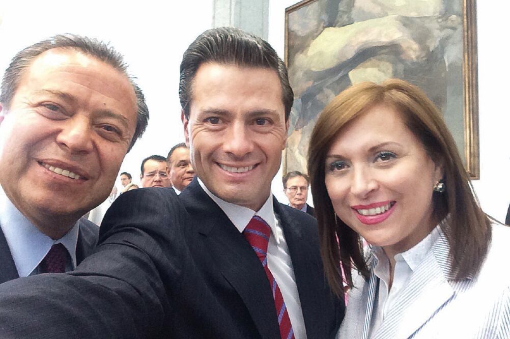 El presidente Enrique Peña Nieto se tomó una selfie con César Camacho, líder del PRI, y Cristina Díaz, de la CNOP, durante el encuentro en Los Pinos (ESPECIAL)
