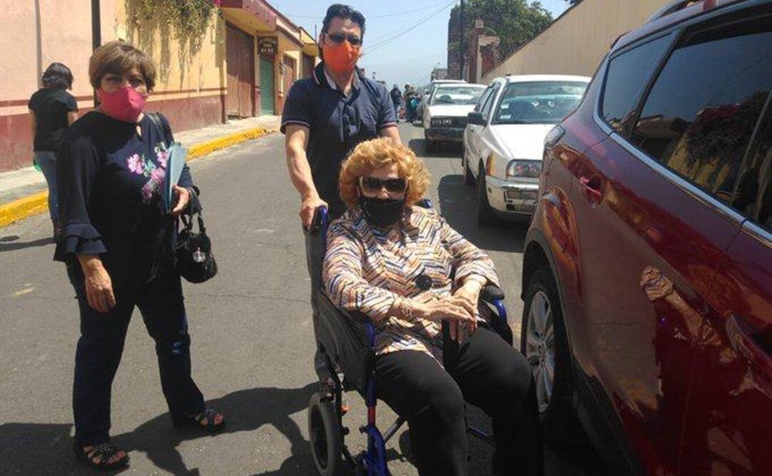 La actriz no tiene su domicilio en esa localidad, pero los responsables del módulo autorizaron que se les suministrara la dosis china. Foto: Especial 