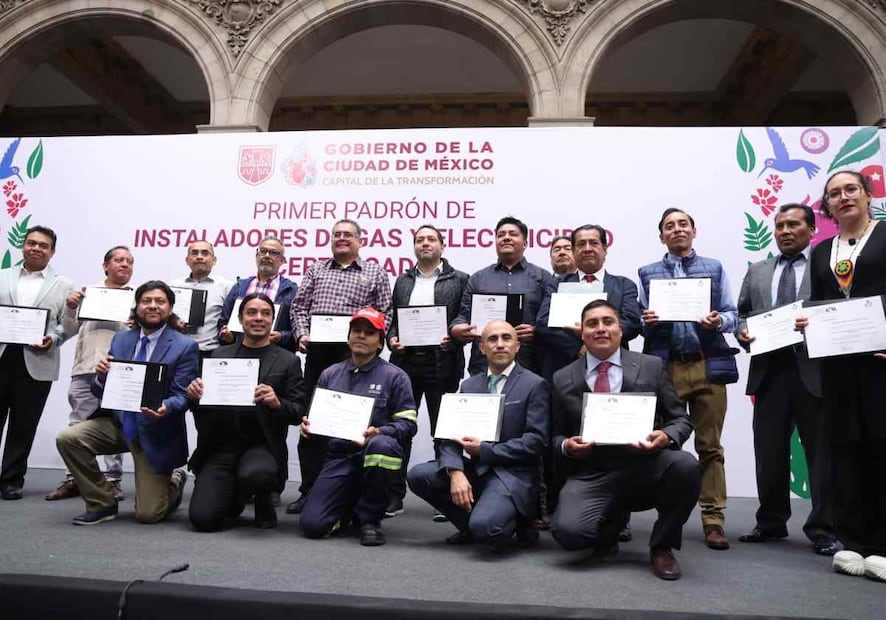 25 personas recibieron su constancia como instaladores de gas y electricidad certificados. Foto: Especial