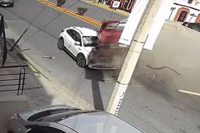¡A toda velocidad! Camioneta impacta de frente a un auto en Chihuahua VIDEO