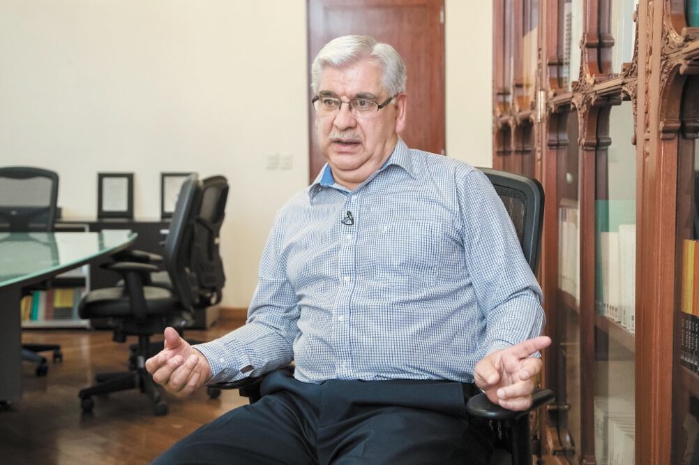 Carlos Ruiz Abreu, director del AGN, afirma que 80% de los documentos en el país están en pésimas condiciones. (ARCHIVO ELUNIVERSAL)