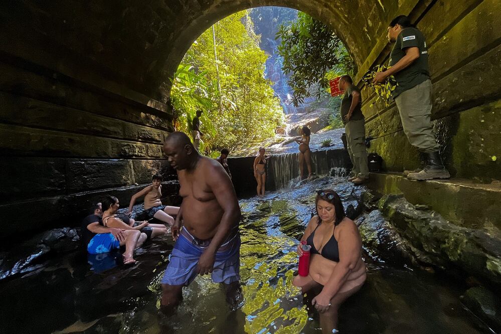 La gente se refresca en el Parque nacional Tijuca, en Río de Janeiro, Brasil. FOTO: MAURO PIMENTEL. AFP