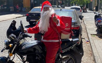 Disfrazado de Santa Claus, repartidor detiene a asaltante en Argentina y se hace viral