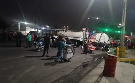 Piperos particulares bloquean carretera Texcoco-Los Reyes; les impiden abastecerse de agua