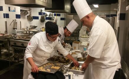 Chefs banqueteros compiten por el pase a Francia